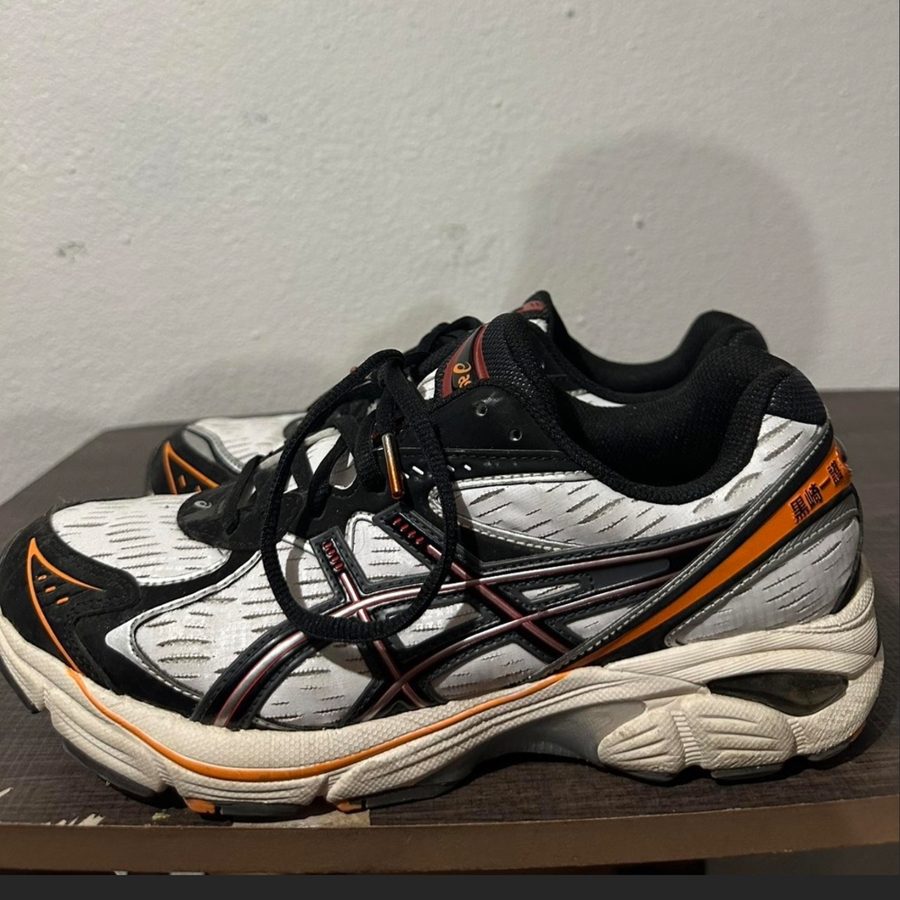 ASICS Men's White and Black Running Shoes